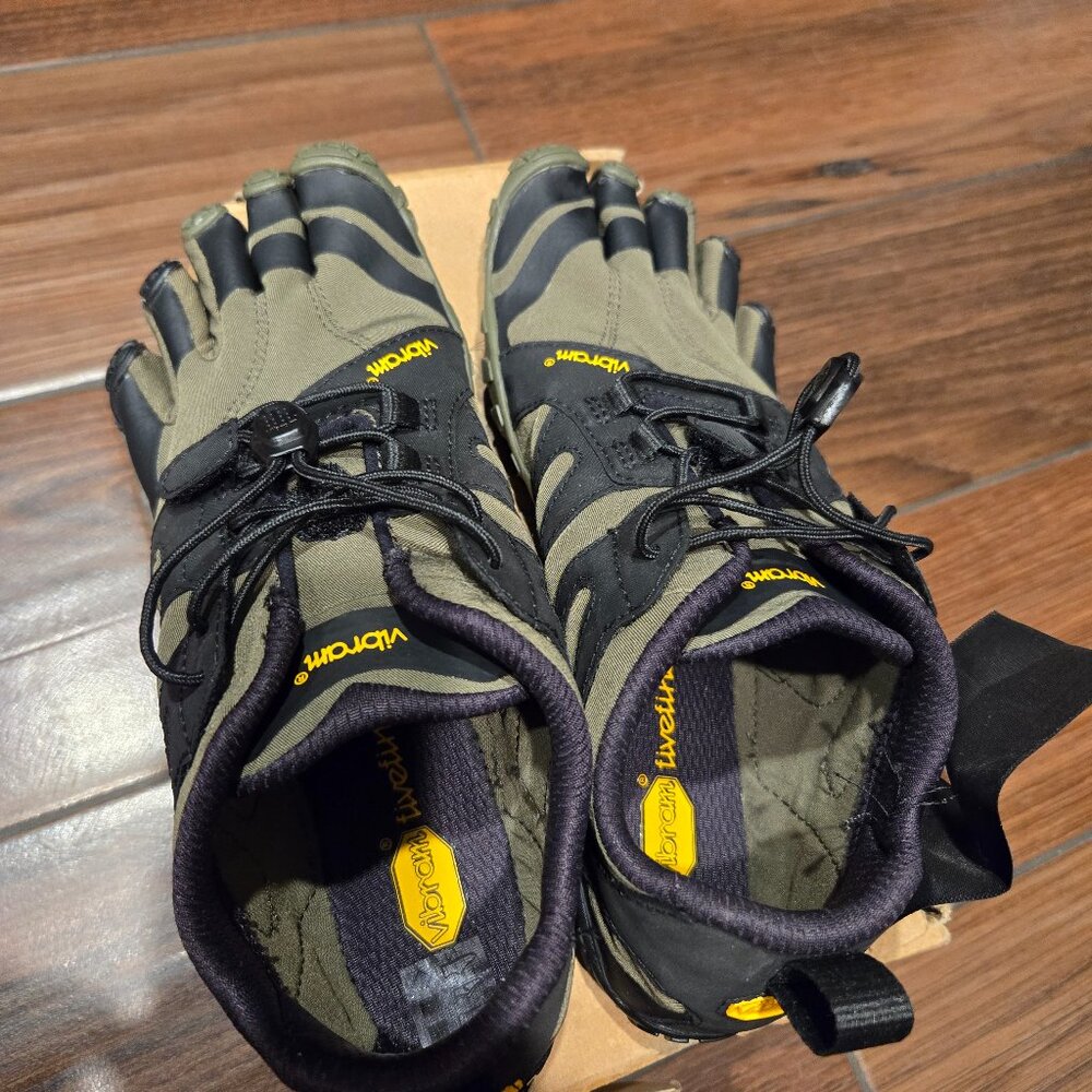 NWT Vibram five fingers V-train ivy color with black trim new with tags in box.